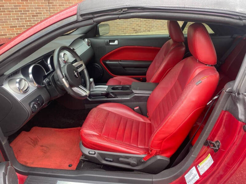 2005 Ford Mustang GT Deluxe photo 9