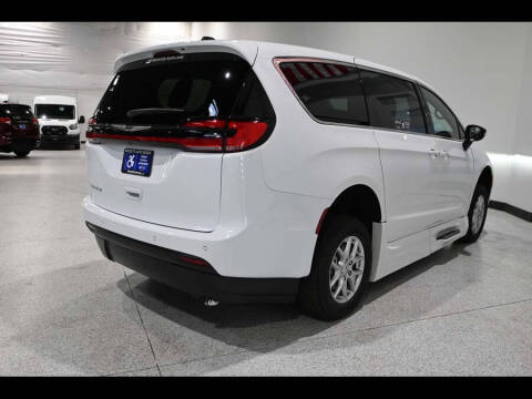 2024 Chrysler Pacifica Touring