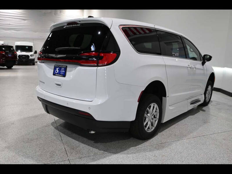 2024 Chrysler Pacifica Touring