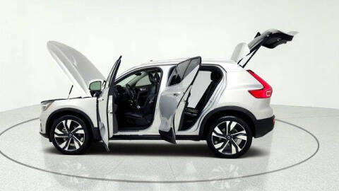 2025 Volvo XC40 B5 Plus Bright Theme