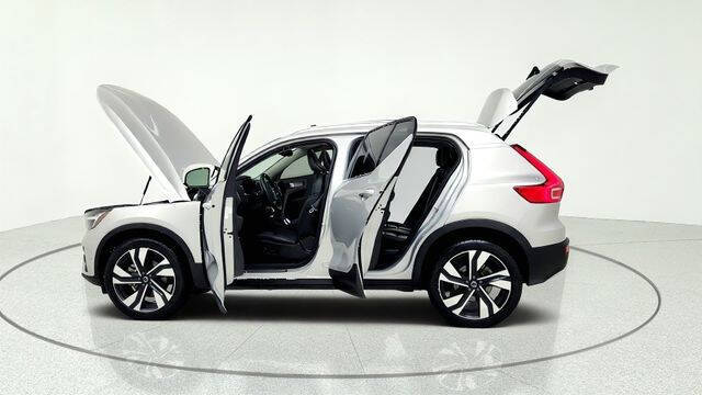 2025 Volvo XC40 B5 Plus Bright Theme