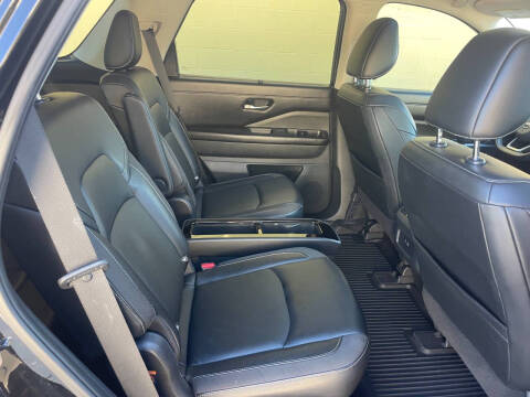 2022 Nissan Pathfinder SL