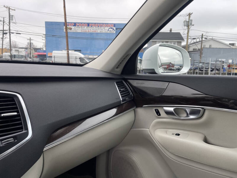 2019 Volvo XC90 T5 Momentum