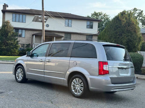 2015 Chrysler Town and Country Touring-L