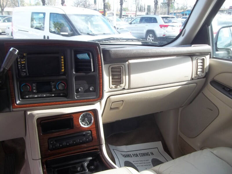 2004 Cadillac Escalade Base photo 30