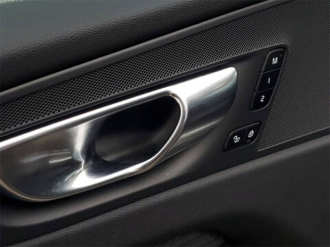 2025 Volvo XC60 B5 Core Dark Theme