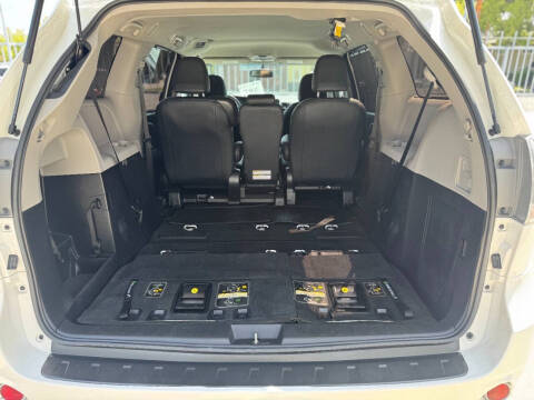 2017 Toyota Sienna SE 8-Passenger