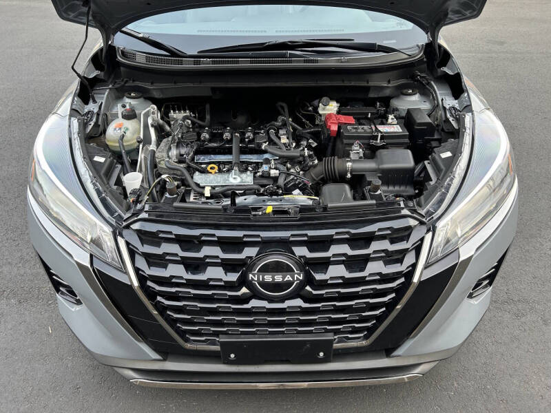 2023 Nissan Kicks SR