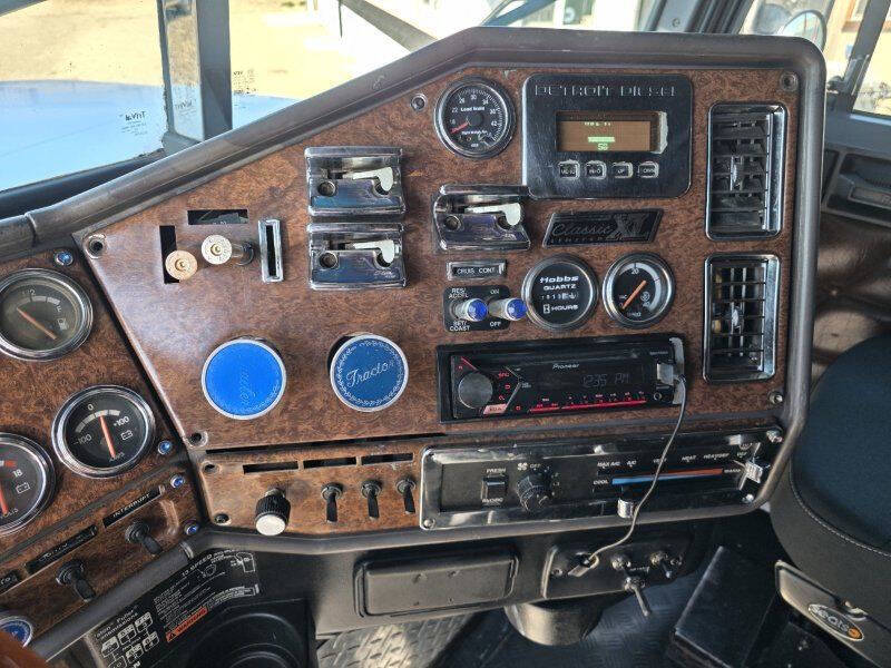 2001 Freightliner Conventional XL