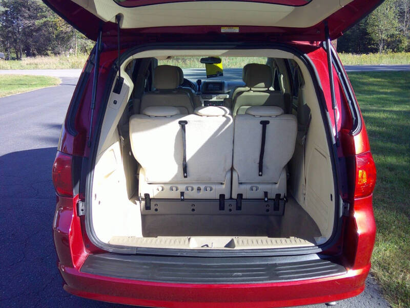 2010 Volkswagen Routan SE photo 16