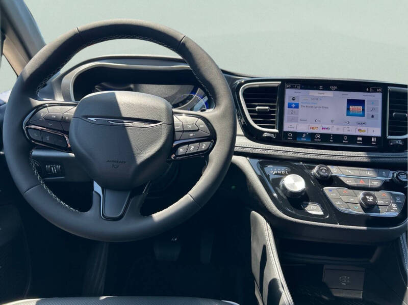 2027 Chrysler Pacifica Limited