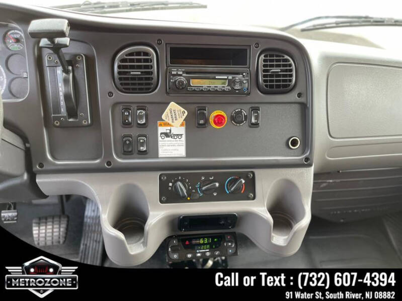2011 Freightliner M2 106