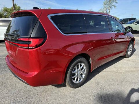 2027 Chrysler Pacifica Select