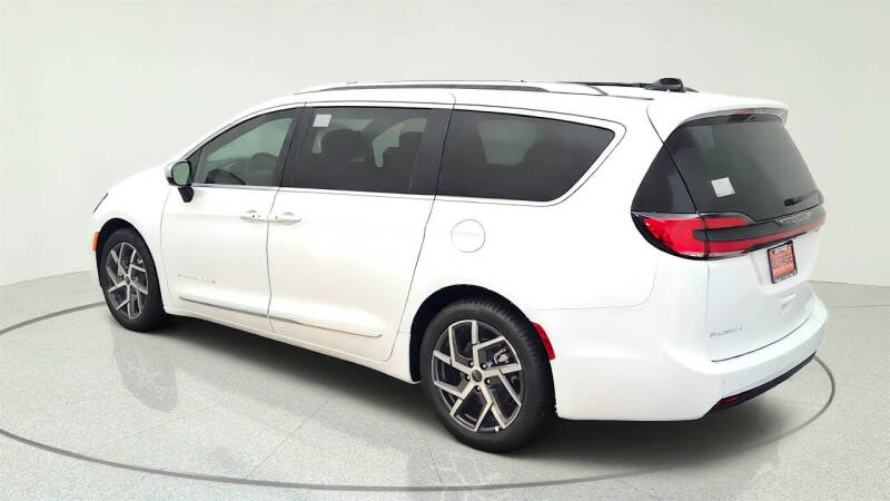 2027 Chrysler Pacifica Pinnacle