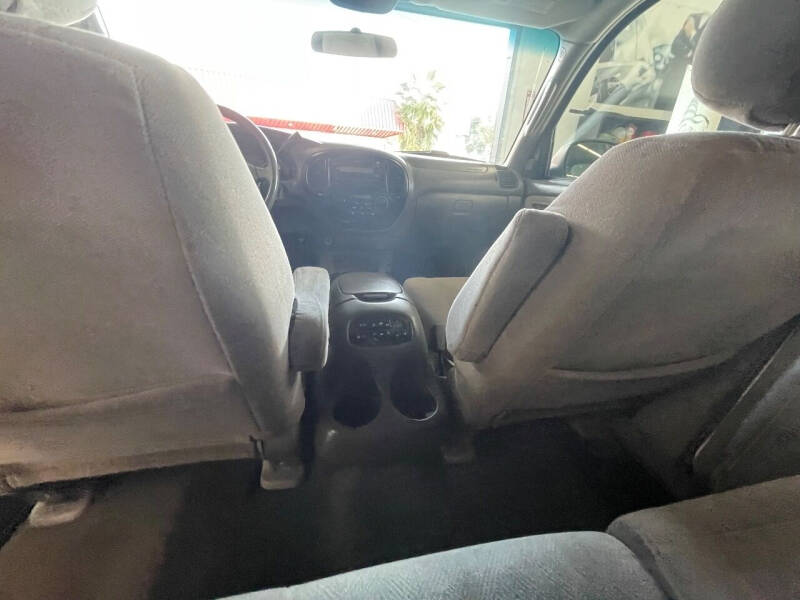 2004 Toyota Sequoia SR5