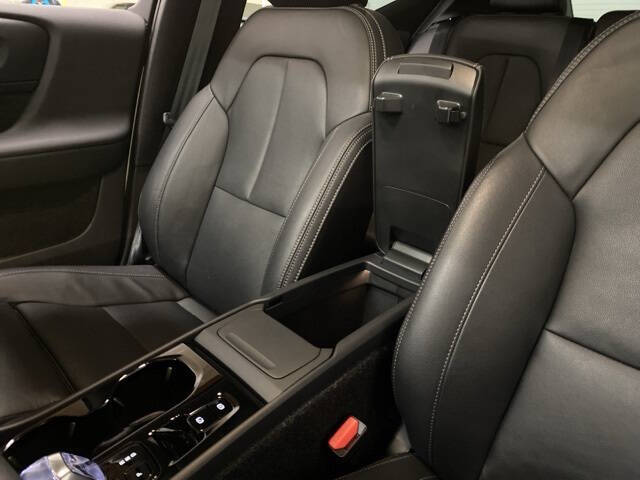 2025 Volvo XC40 B5 Plus Dark Theme