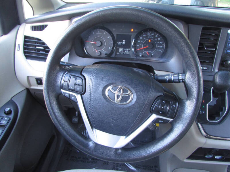 2017 Toyota Sienna LE 8-Passenger