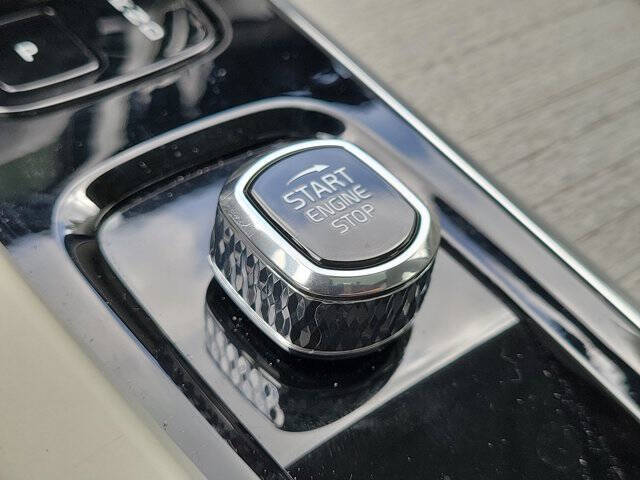 2023 Volvo XC60 B5 Plus Dark Theme