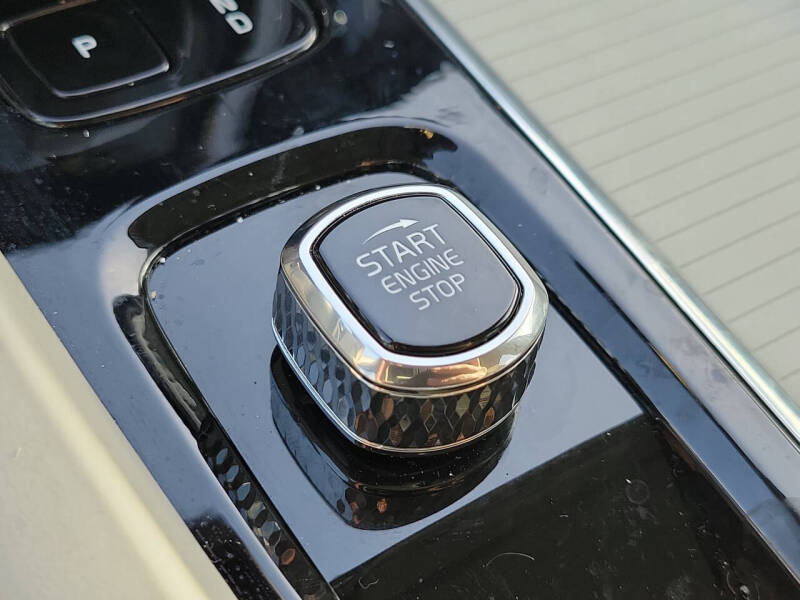 2024 Volvo XC60 B5 Core Dark Theme