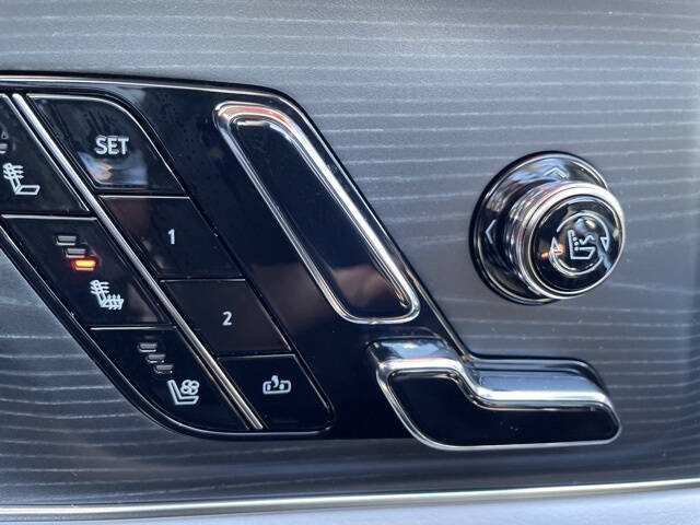 2025 Cadillac LYRIQ Luxury 3