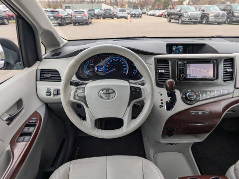 2014 Toyota Sienna XLE 7-Passenger Auto Access Seat