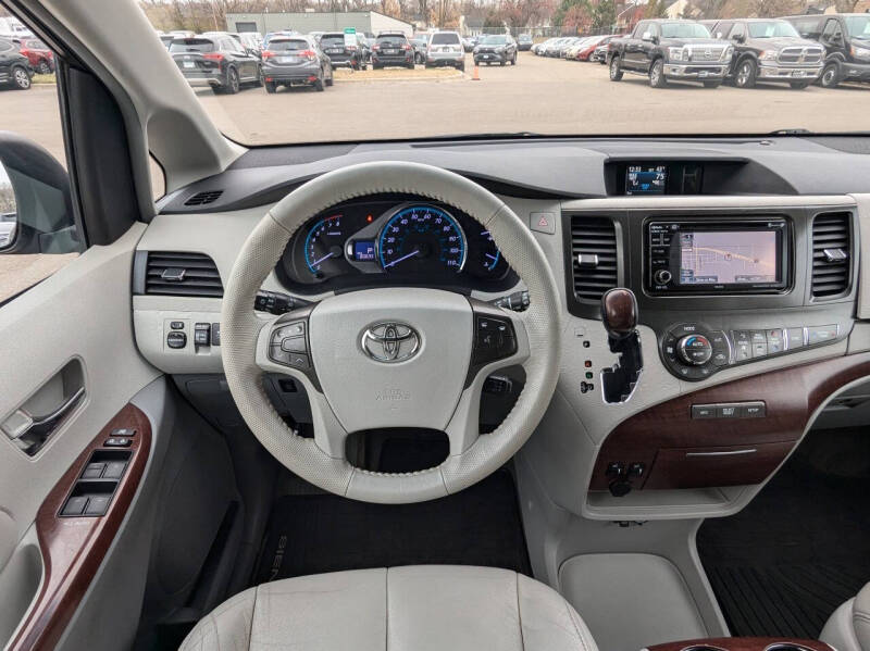 2014 Toyota Sienna XLE 7-Passenger Auto Access Seat