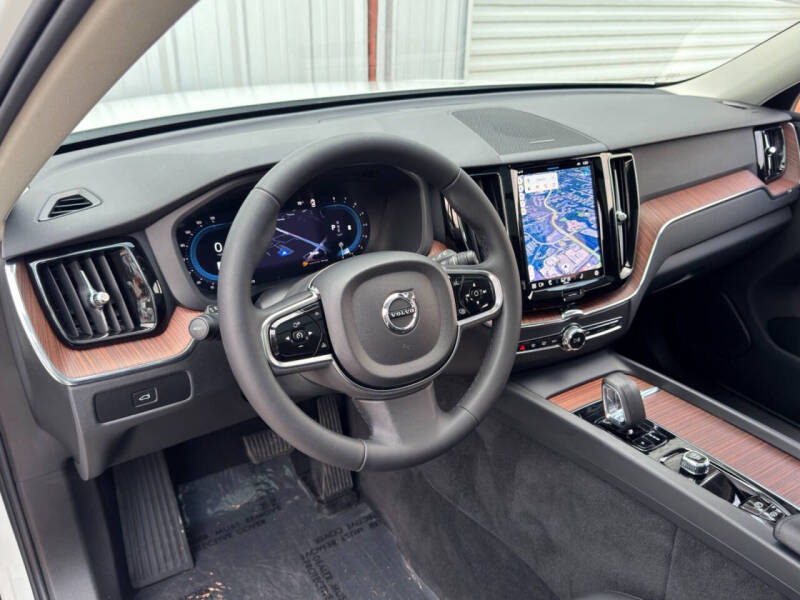 2024 Volvo XC60 B5 Plus Dark Theme