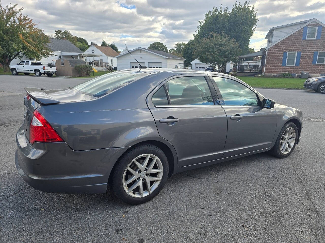 2010 Ford Fusion for sale at QUEENSGATE AUTO SALES in York, PA