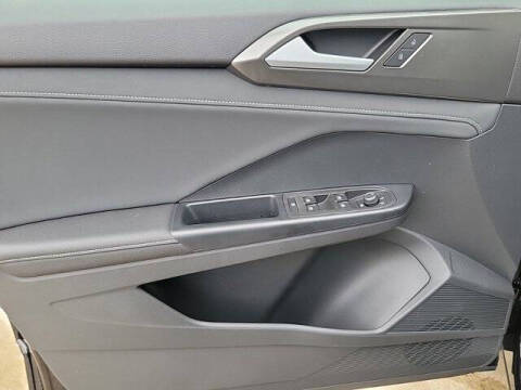 2025 Volkswagen Taos SE Black