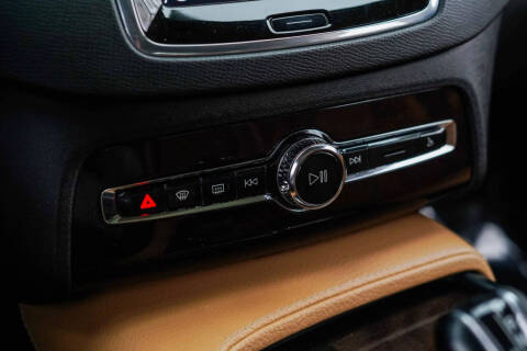 2016 Volvo XC90 T6 Momentum