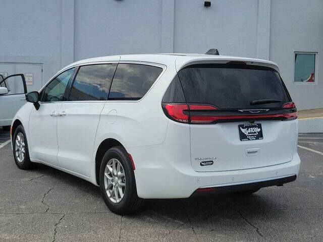 2027 Chrysler Pacifica Select