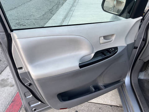 2013 Toyota Sienna LE 7-Passenger Auto Access Seat