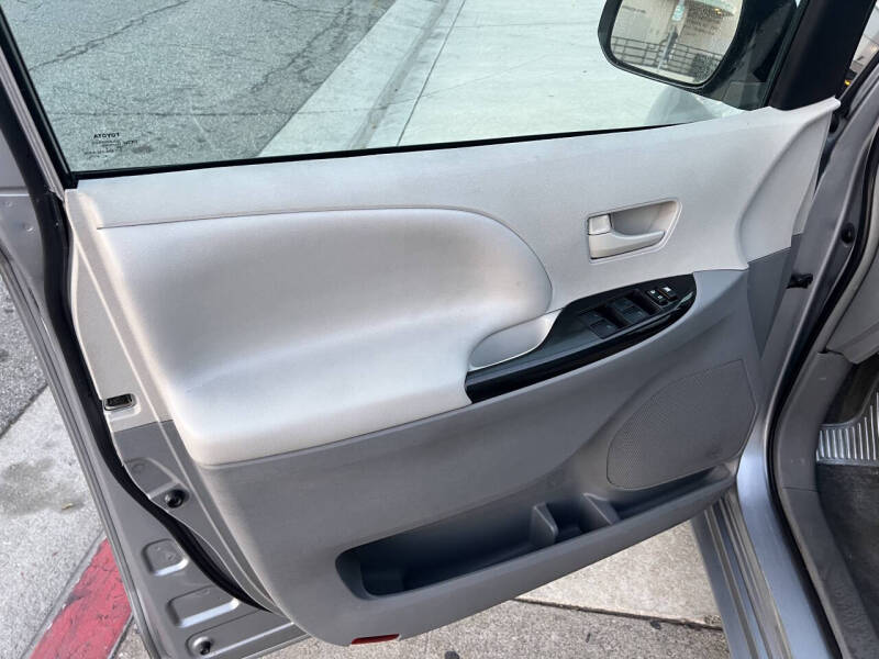 2013 Toyota Sienna LE 7-Passenger Auto Access Seat