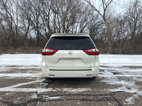 2017 Toyota Sienna XLE 7-Passenger Auto Access Seat