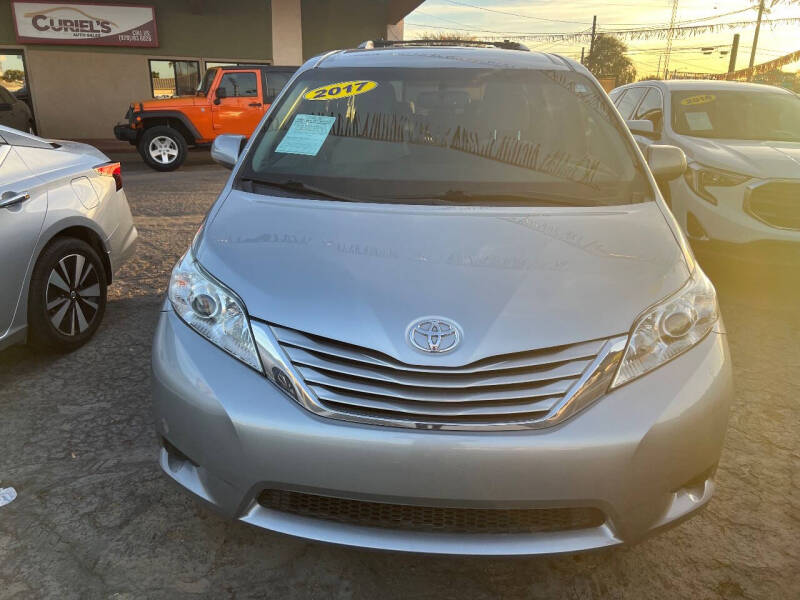 Toyota Sienna's photo