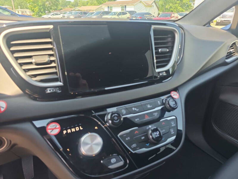 2025 Chrysler Pacifica Select