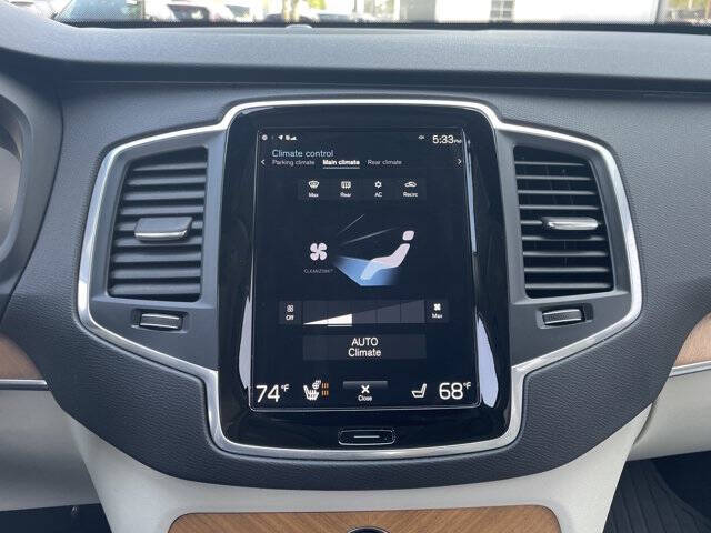 2022 Volvo XC90 T6 Momentum 6-Passenger