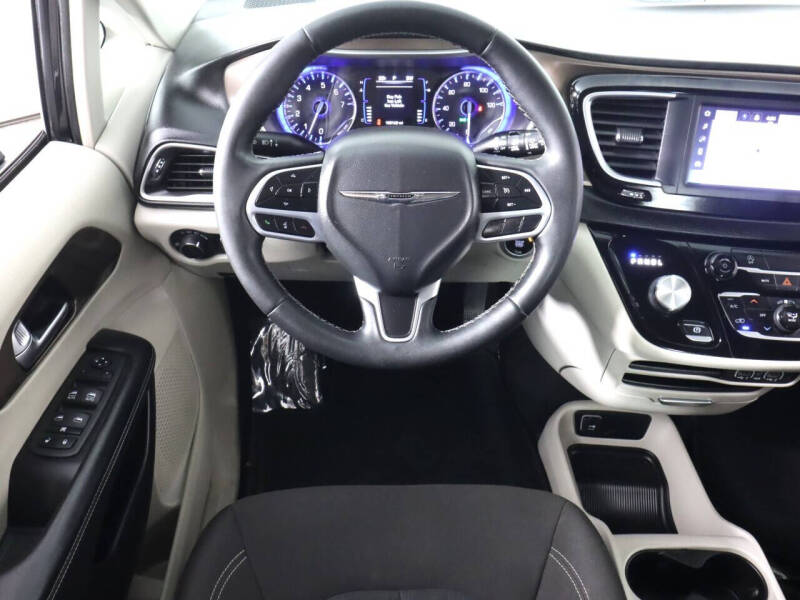 2022 Chrysler Voyager LX