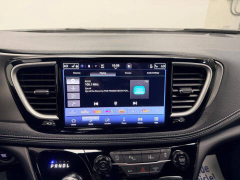 2027 Chrysler Pacifica Select