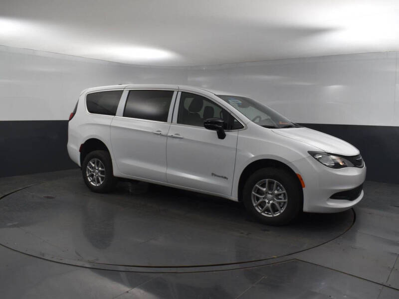 2025 Chrysler Voyager LX