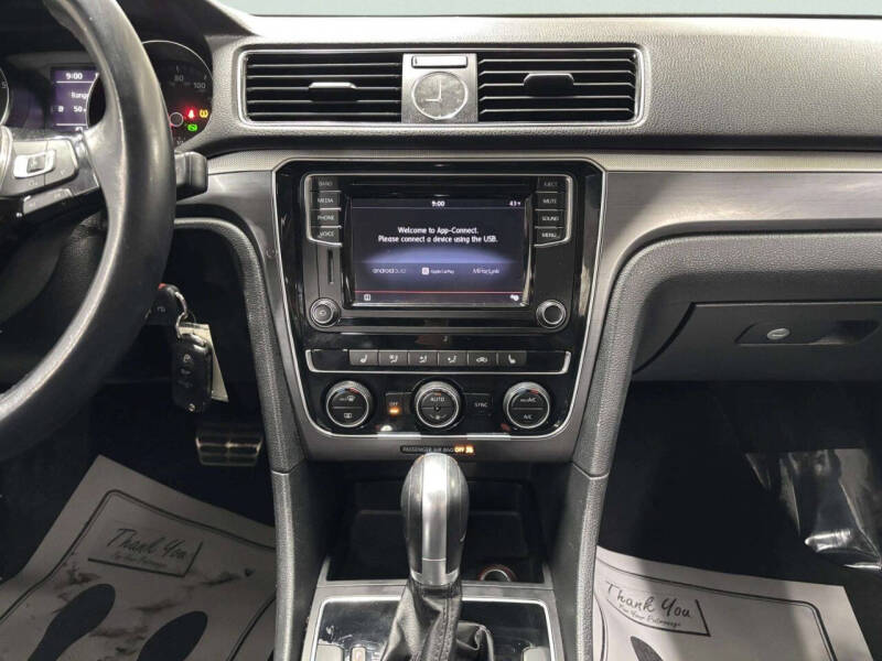 2017 Volkswagen Passat 1.8T R-Line