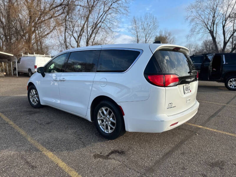 2023 Chrysler Voyager LX