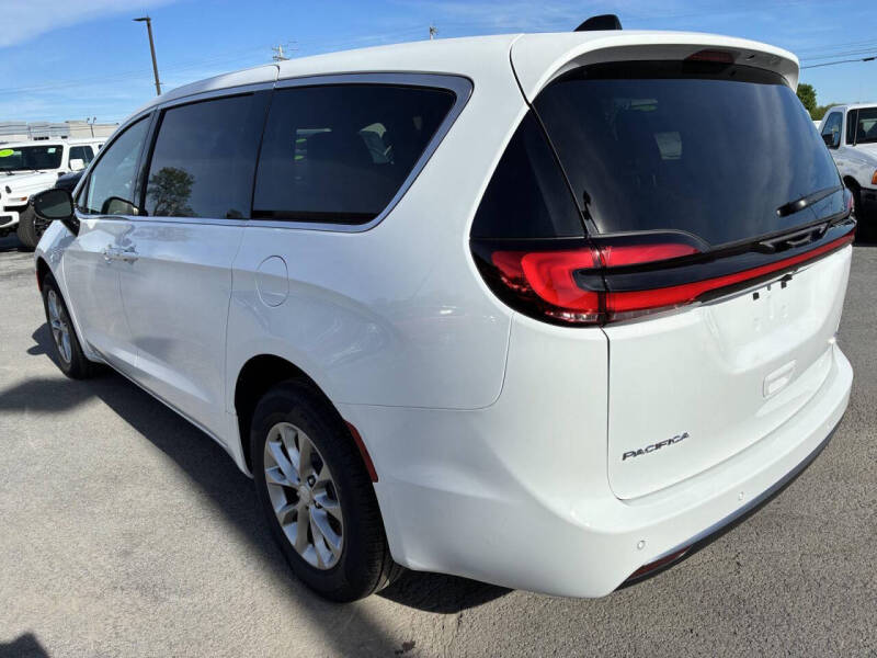 2027 Chrysler Pacifica Select