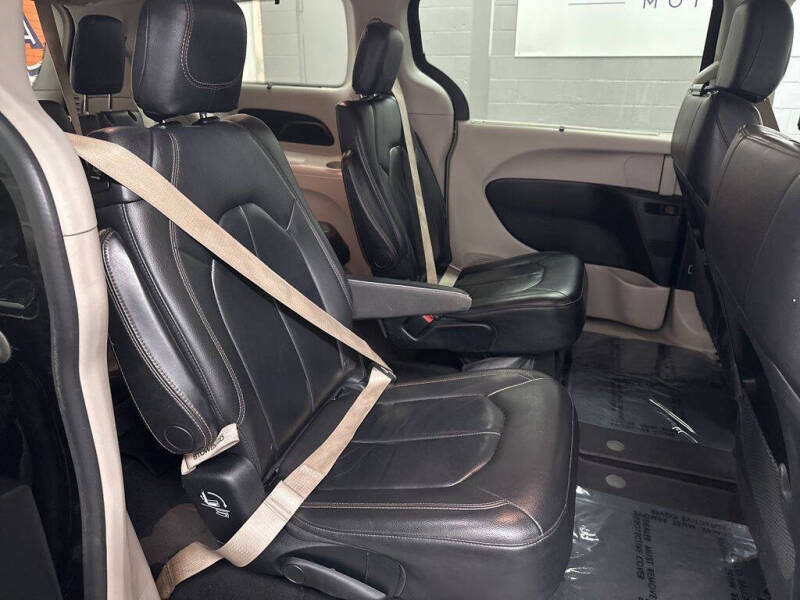 2017 Chrysler Pacifica Touring-L