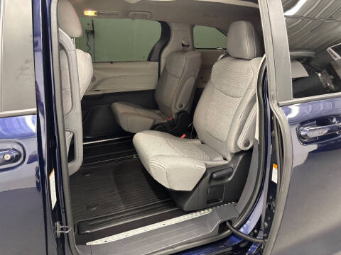2022 Toyota Sienna LE 8-Passenger