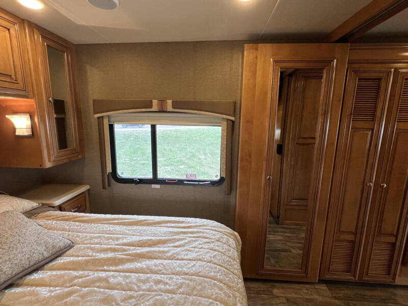 2016 Thor Motor Coach Palazzo 33.2 1 Owner!