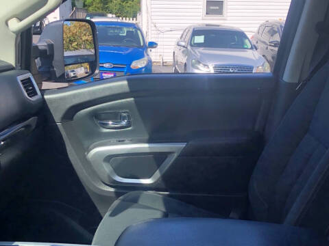 2017 Nissan Titan SV