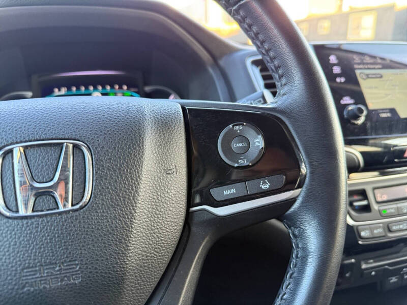 2022 Honda Pilot Touring w/Rear Captain's Chairs