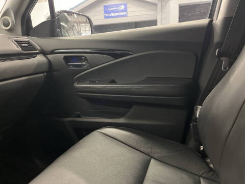 2022 Honda Pilot Touring w/Rear Captain's Chairs