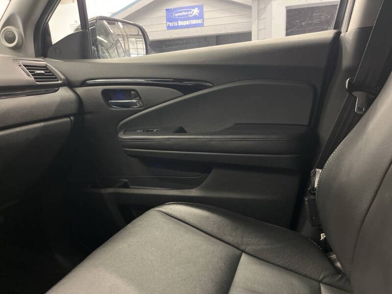2022 Honda Pilot Touring w/Rear Captain's Chairs